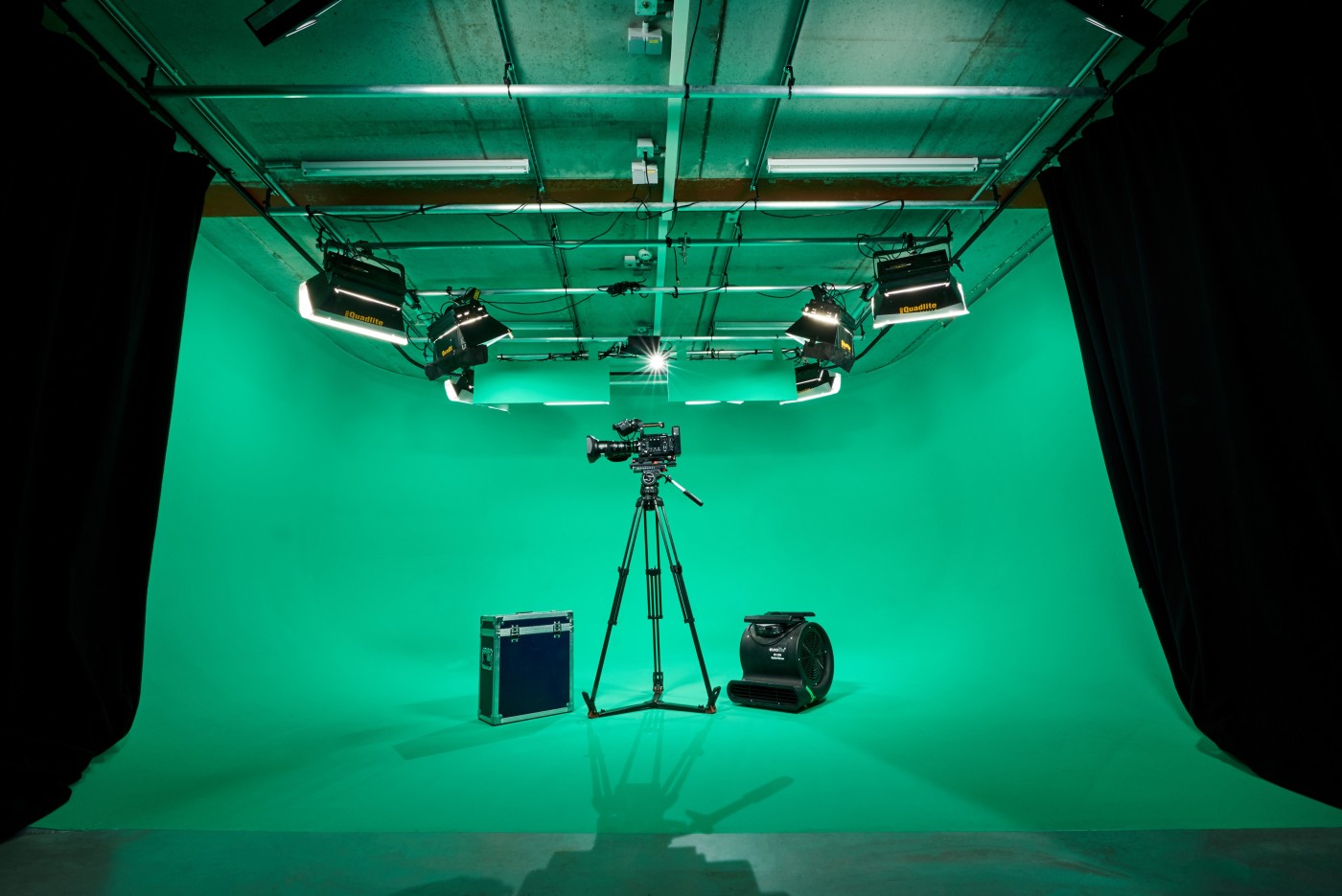 Green screen cyclorama with lighting rig and camera set up, Backfocus Prod studio, Uccle