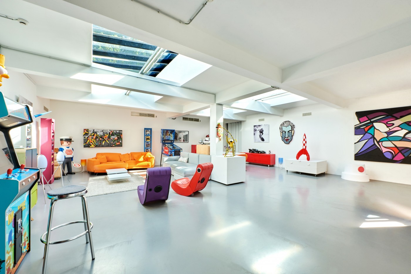 Colourful lounge and client area at Backfocus Prod studio