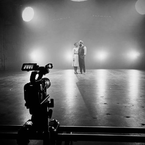 Slider shot of two dancers on Danses's set for RTBF